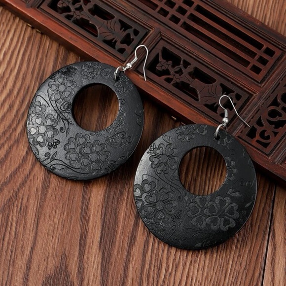Jewelry - Black Flower Detail Wooden Round Drop Earrings